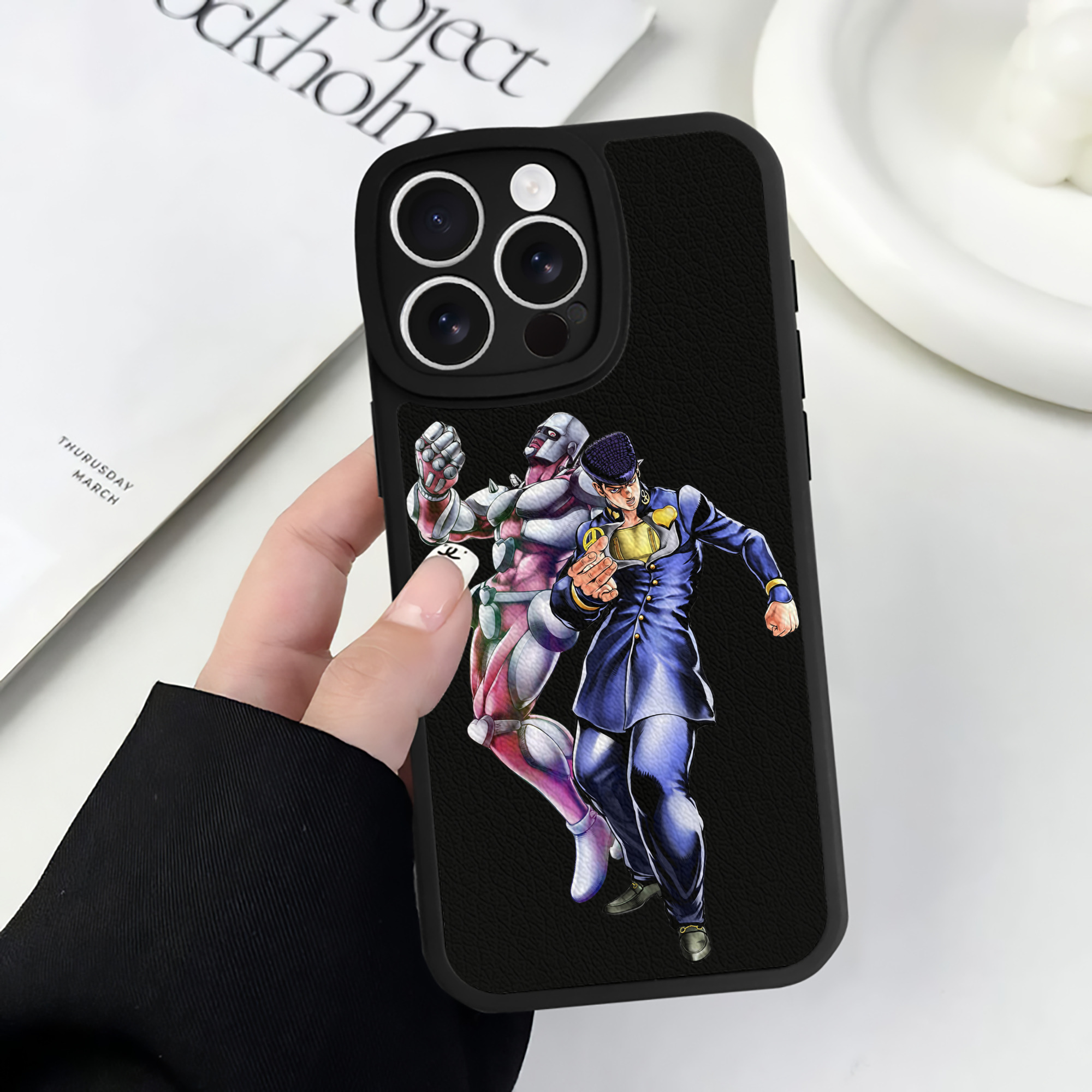 （画像用） ジョジョの奇妙な冒険 ひがしかた じょうすけ JoJo's Bizarre Adventure Higashikata Josuke 【iPhone 16シリーズ対応】シリコンスマホケース（レザー調） 材質：シリコン